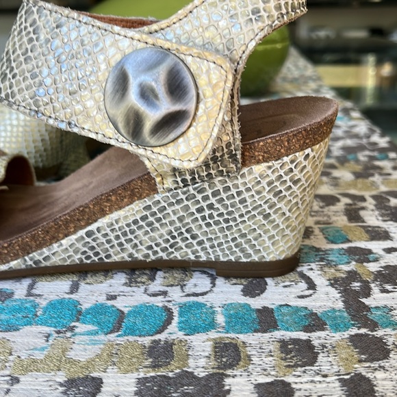 Taos carousel cream and gray woman’s size 8-8.5 wedge sandals - Picture 10 of 10